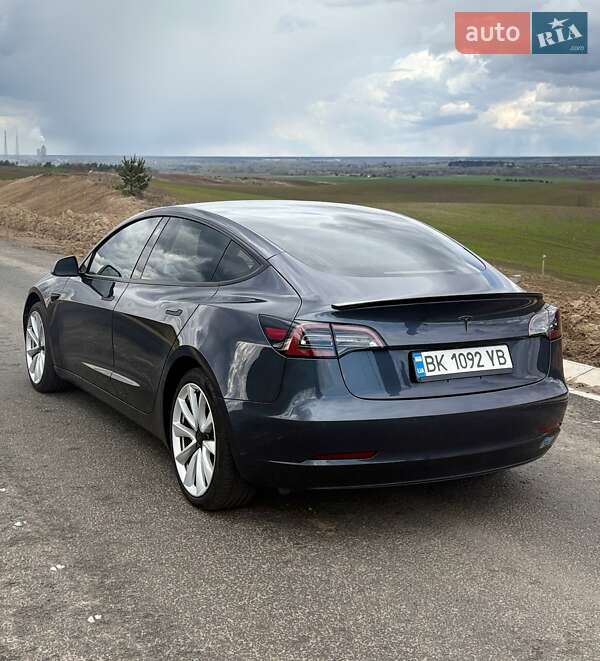 Седан Tesla Model 3 2018 в Ровно