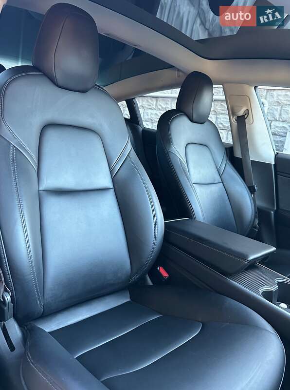 Седан Tesla Model 3 2018 в Ровно