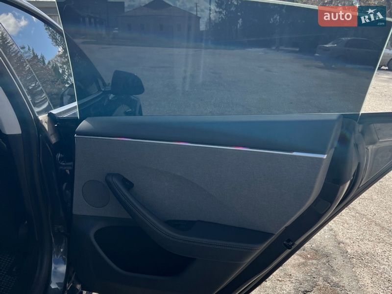 Седан Tesla Model 3 2024 в Валках