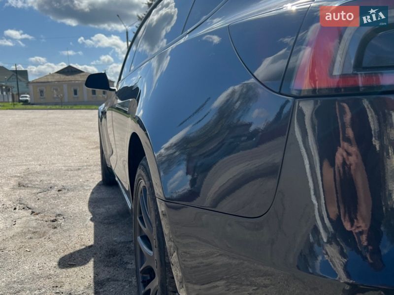 Седан Tesla Model 3 2024 в Валках