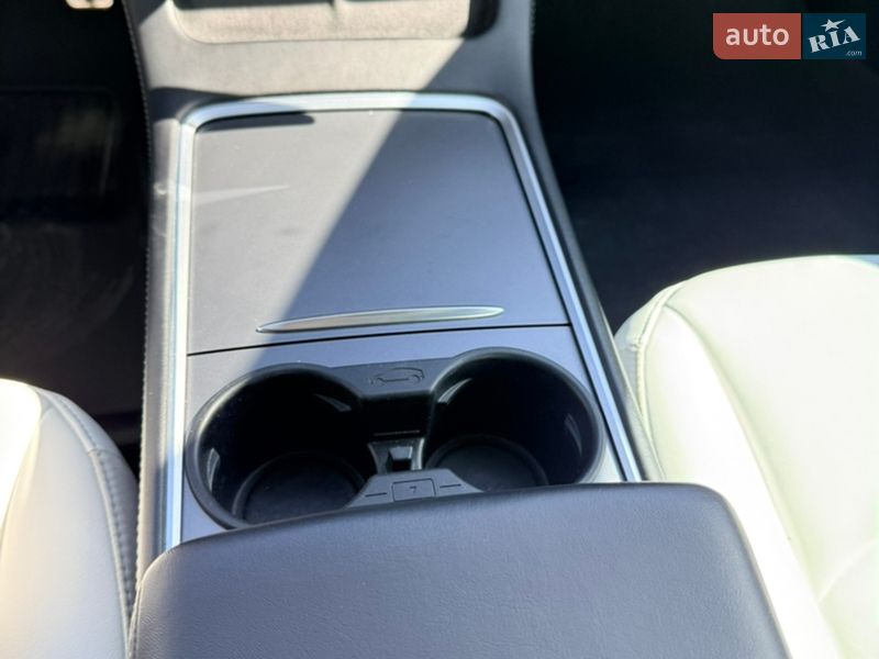 Седан Tesla Model 3 2021 в Львове