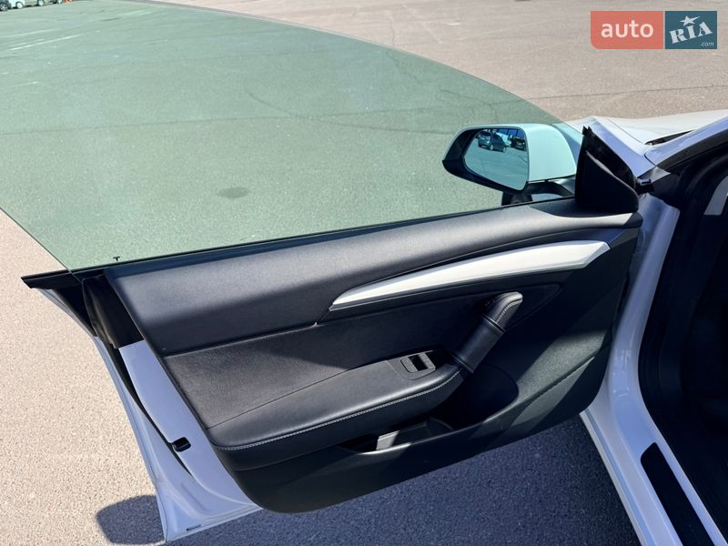Седан Tesla Model 3 2021 в Львове