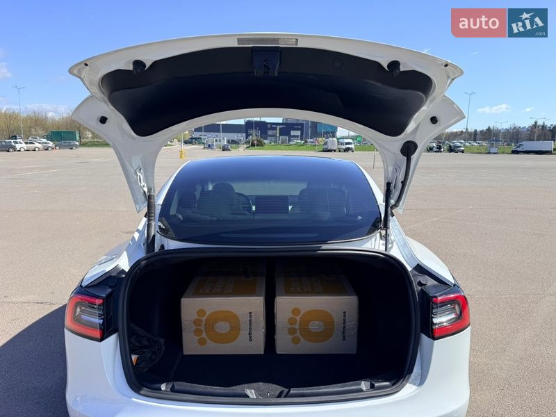 Седан Tesla Model 3 2021 в Львове