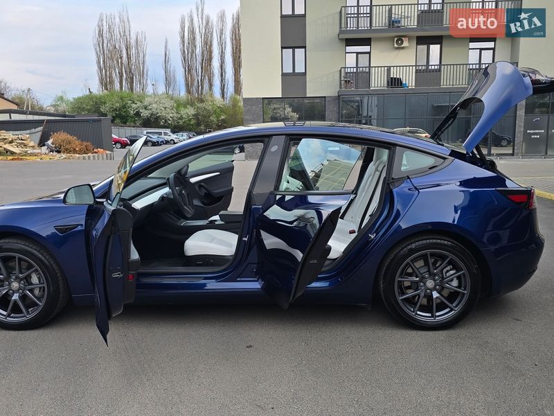 Седан Tesla Model 3 2023 в Ужгороді