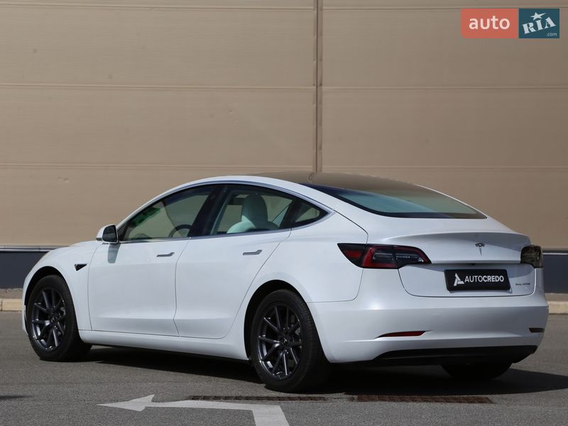 Седан Tesla Model 3 2020 в Киеве
