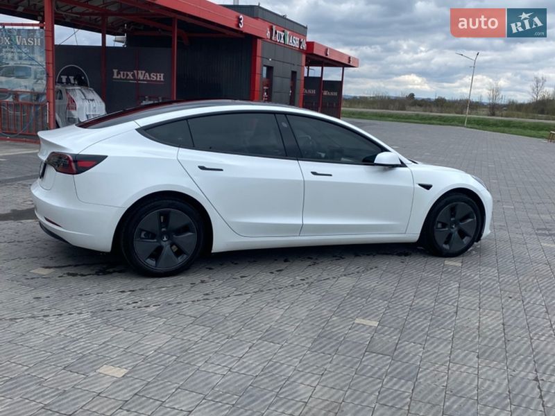 Седан Tesla Model 3 2023 в Буске