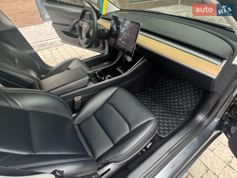 Седан Tesla Model 3 2020 в Сокалі