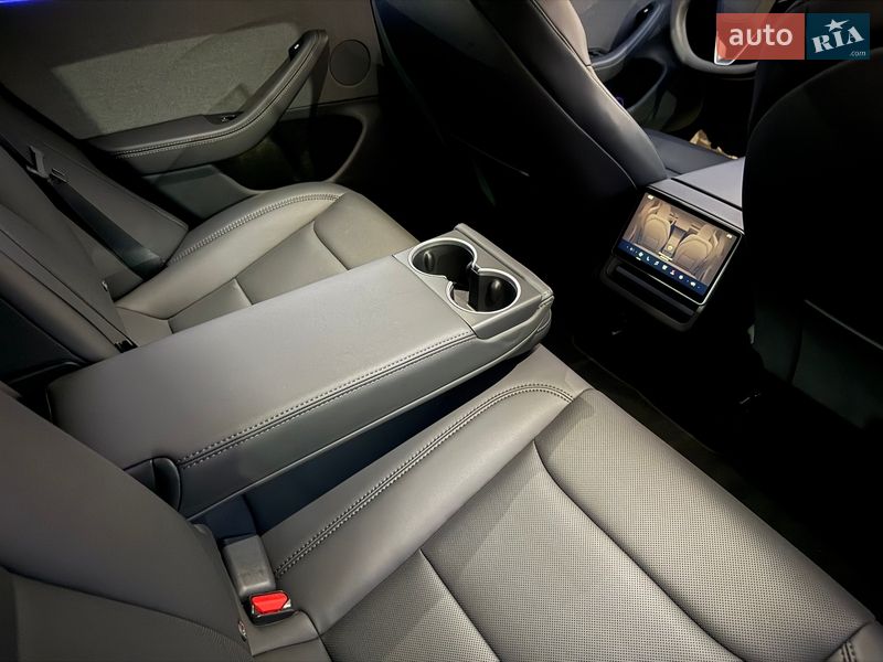 Седан Tesla Model 3 2024 в Львове