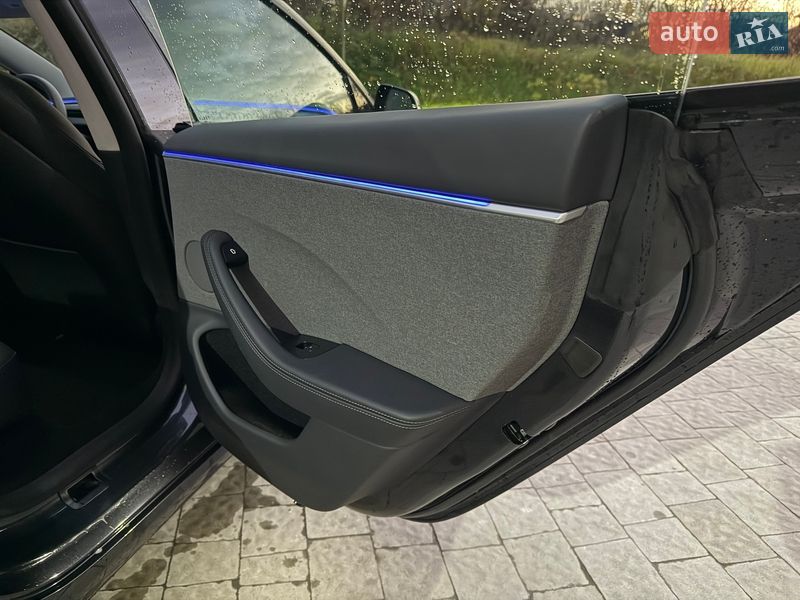 Седан Tesla Model 3 2024 в Львове