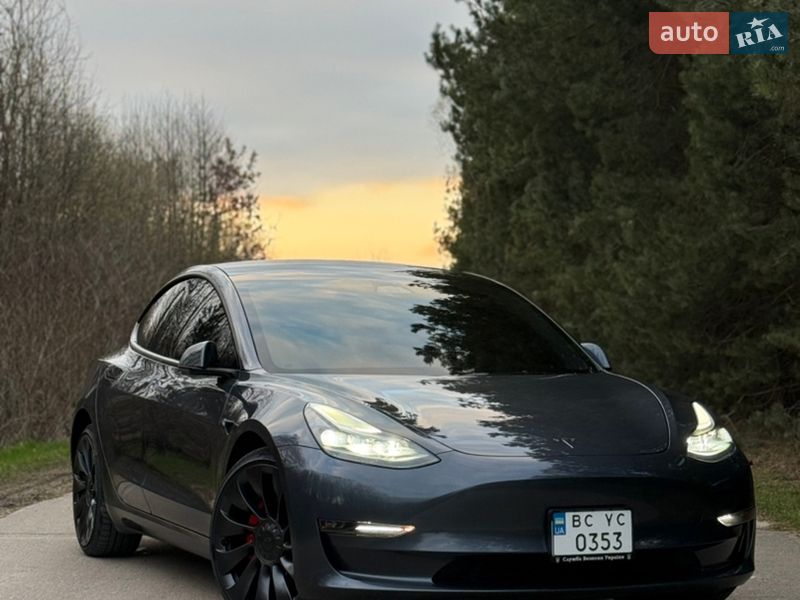Седан Tesla Model 3 2023 в Львове
