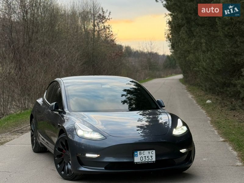 Седан Tesla Model 3 2023 в Львове