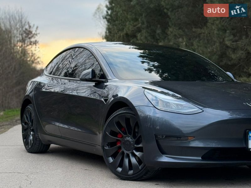 Седан Tesla Model 3 2023 в Львове