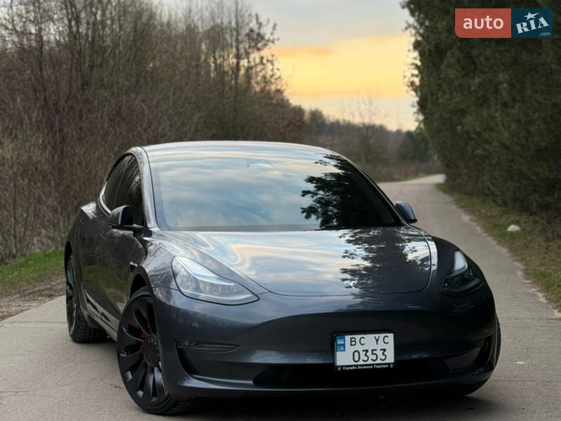 Седан Tesla Model 3 2023 в Львове
