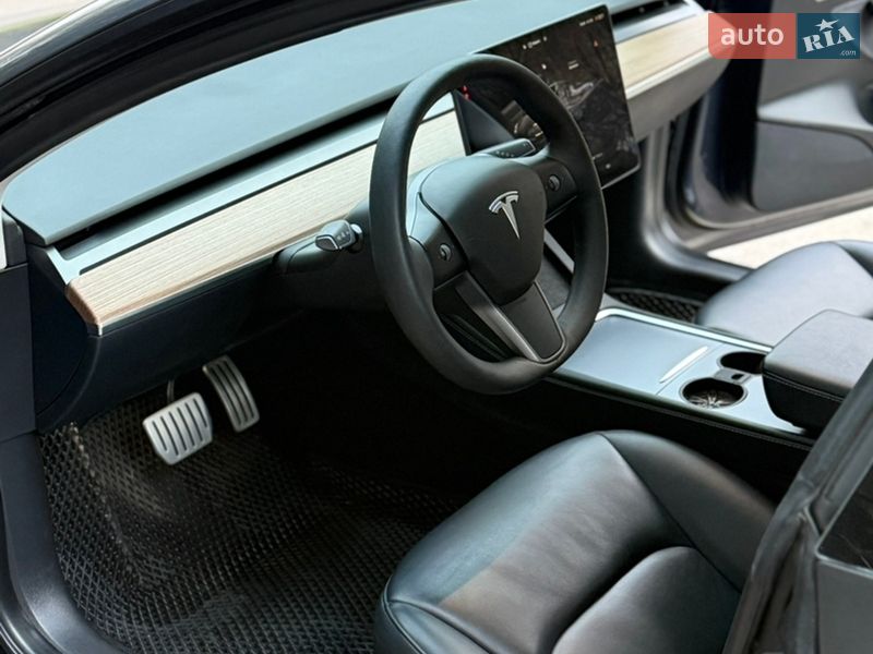 Седан Tesla Model 3 2023 в Львове