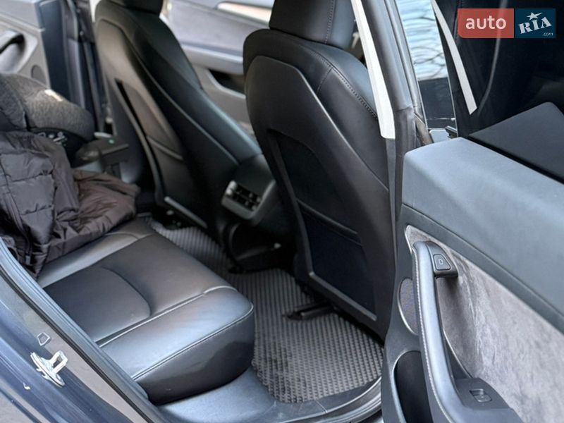 Седан Tesla Model 3 2023 в Львове