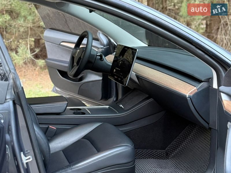 Седан Tesla Model 3 2023 в Львове