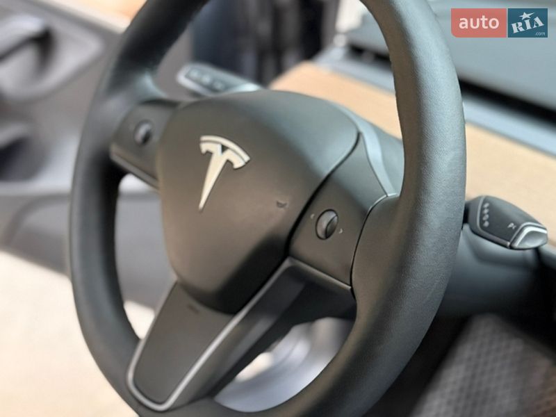 Седан Tesla Model 3 2023 в Львове