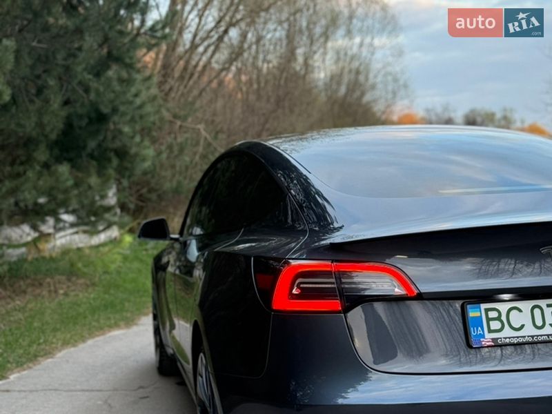 Седан Tesla Model 3 2023 в Львове