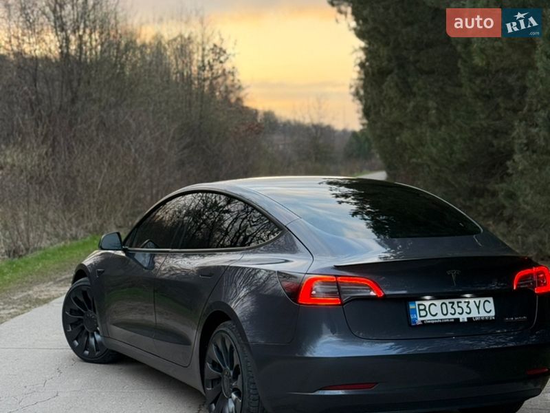 Седан Tesla Model 3 2023 в Львове