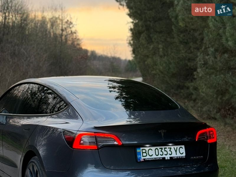 Седан Tesla Model 3 2023 в Львове