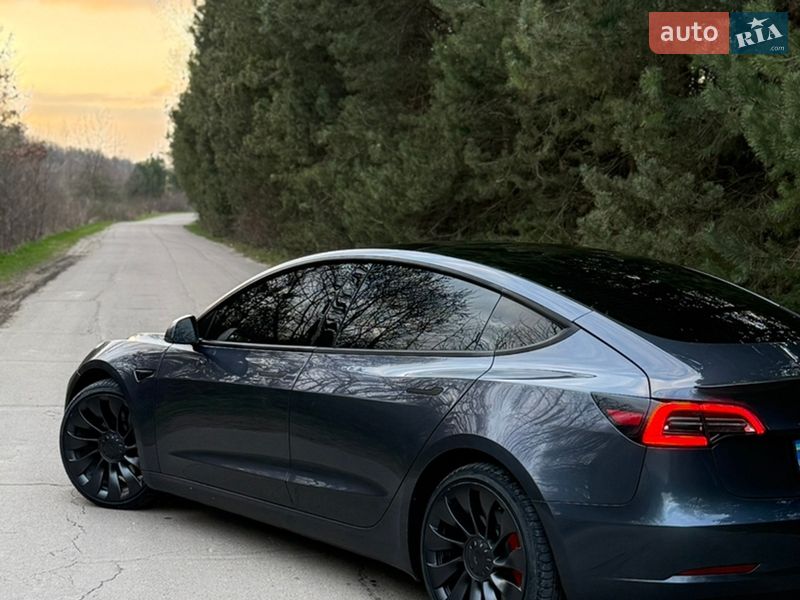 Седан Tesla Model 3 2023 в Львове