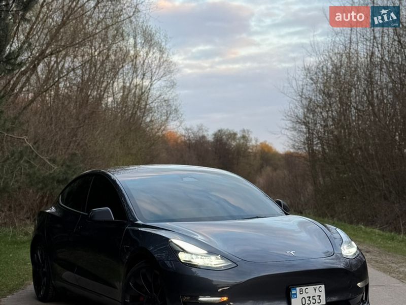 Седан Tesla Model 3 2023 в Львове