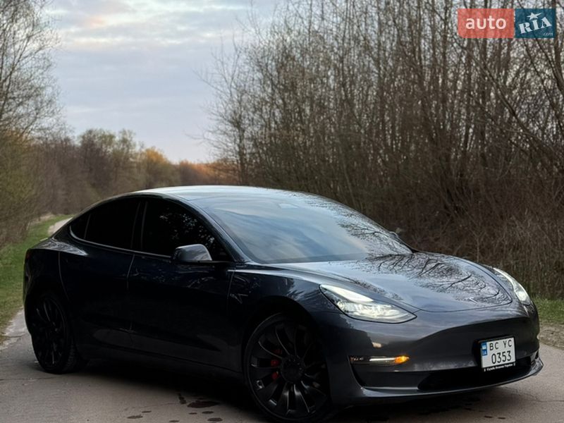 Седан Tesla Model 3 2023 в Львове