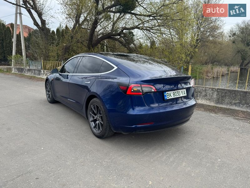 Седан Tesla Model 3 2018 в Ровно