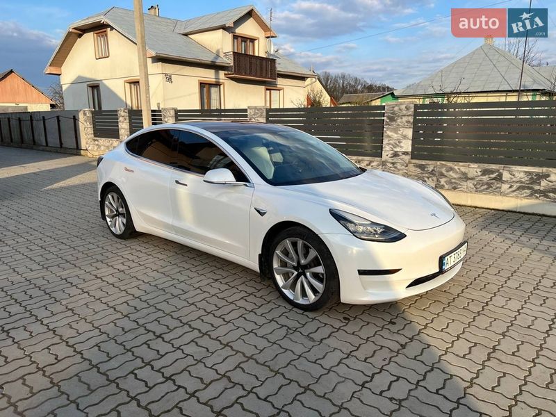 Седан Tesla Model 3 2018 в Долині