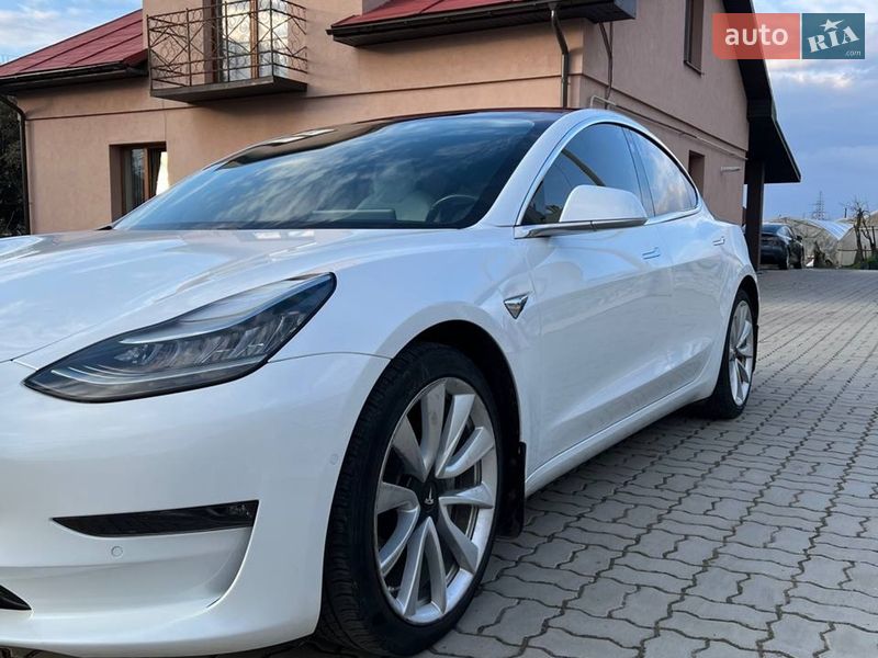 Седан Tesla Model 3 2018 в Долині