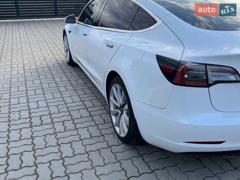 Седан Tesla Model 3 2018 в Долині
