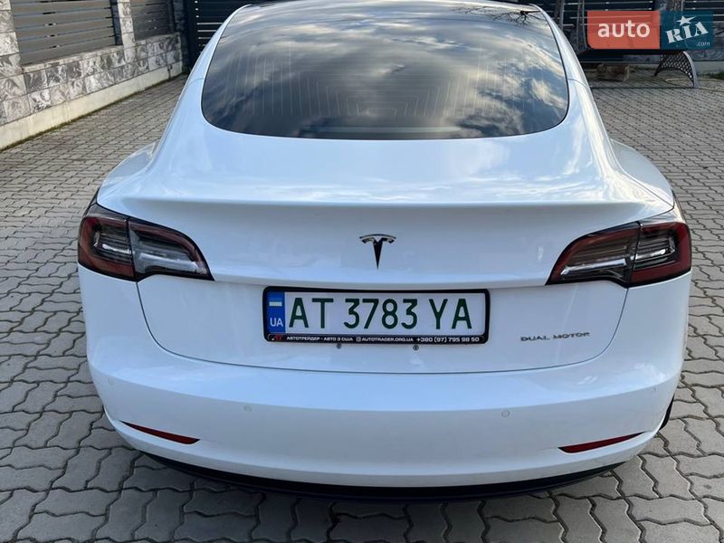 Седан Tesla Model 3 2018 в Долині