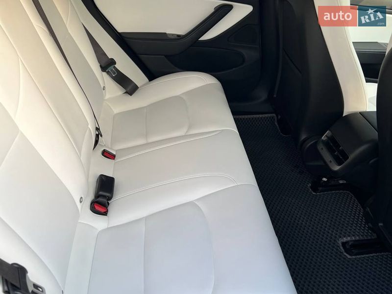 Седан Tesla Model 3 2018 в Долині