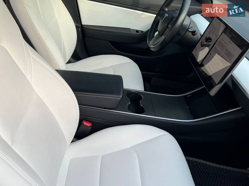 Седан Tesla Model 3 2018 в Долині