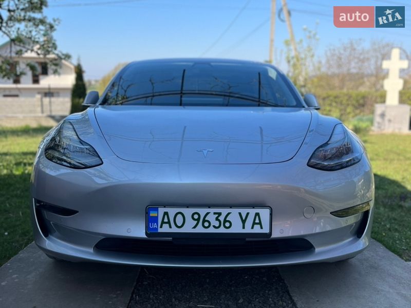 Седан Tesla Model 3 2018 в Ужгороді