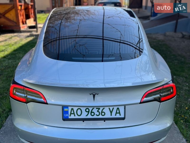 Седан Tesla Model 3 2018 в Ужгороді