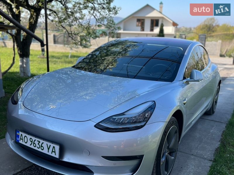 Седан Tesla Model 3 2018 в Ужгороді