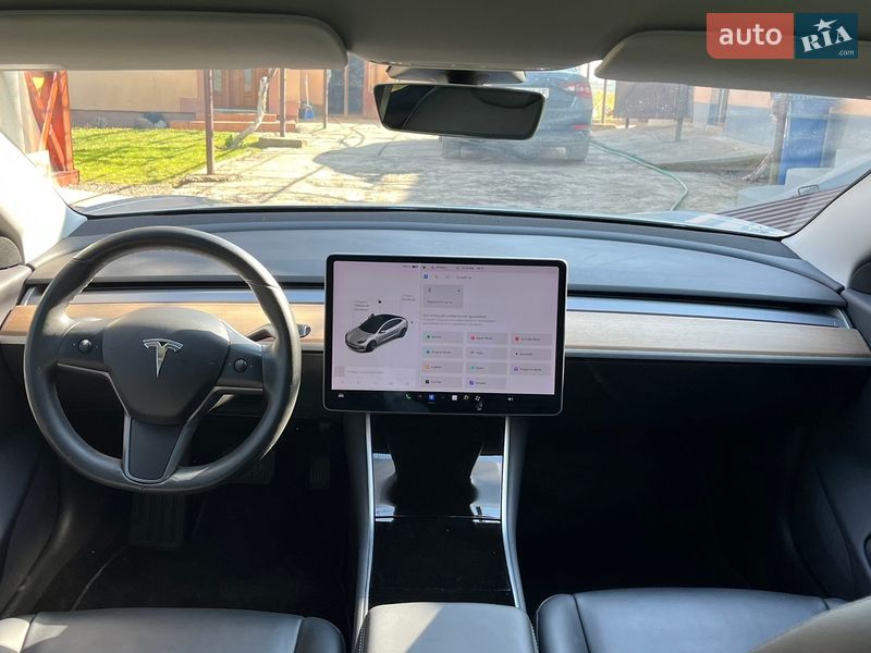 Седан Tesla Model 3 2018 в Ужгороді