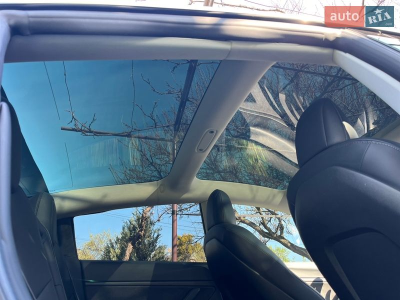 Седан Tesla Model 3 2018 в Ужгороді