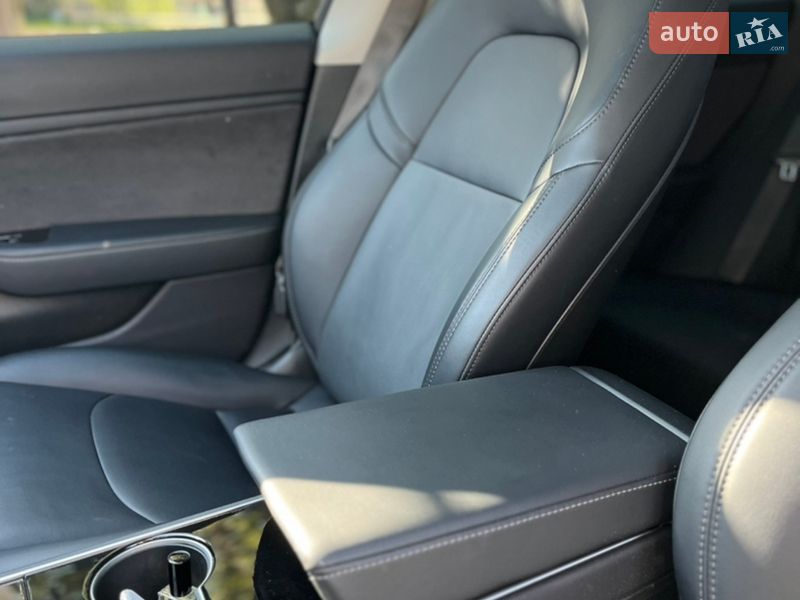 Седан Tesla Model 3 2018 в Ужгороді