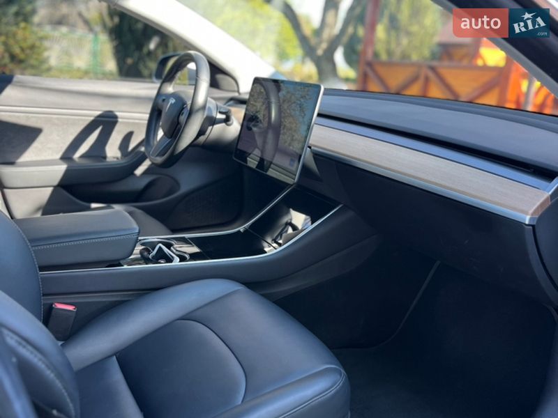 Седан Tesla Model 3 2018 в Ужгороді
