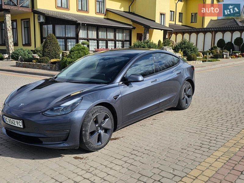 Седан Tesla Model 3 2023 в Львові