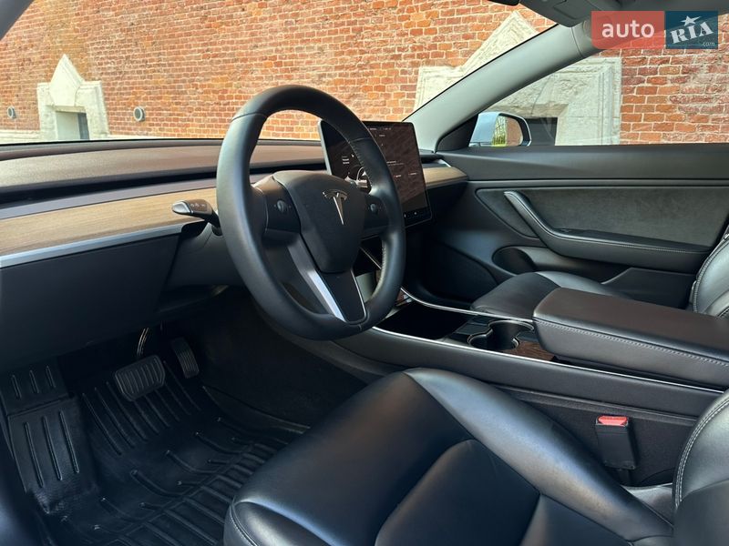 Седан Tesla Model 3 2019 в Львові