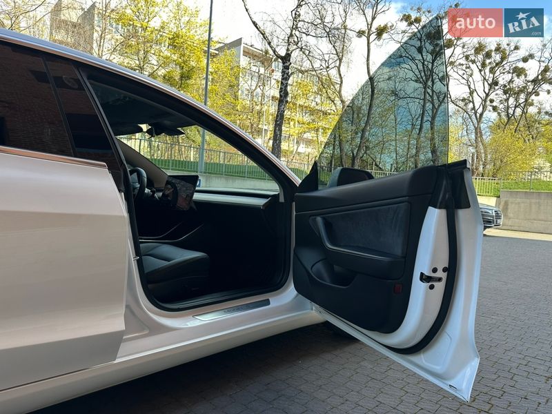 Седан Tesla Model 3 2019 в Львові