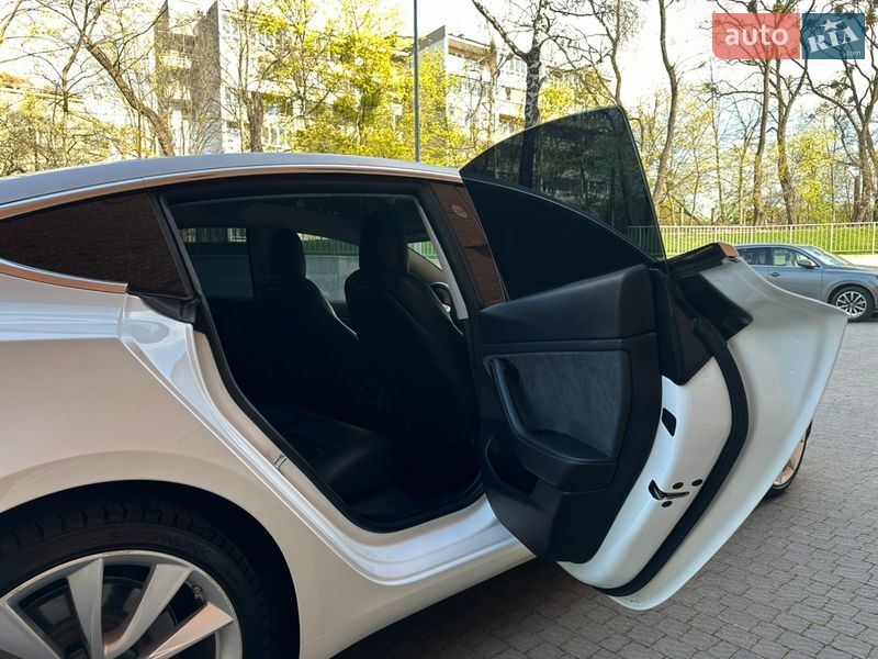 Седан Tesla Model 3 2019 в Львові