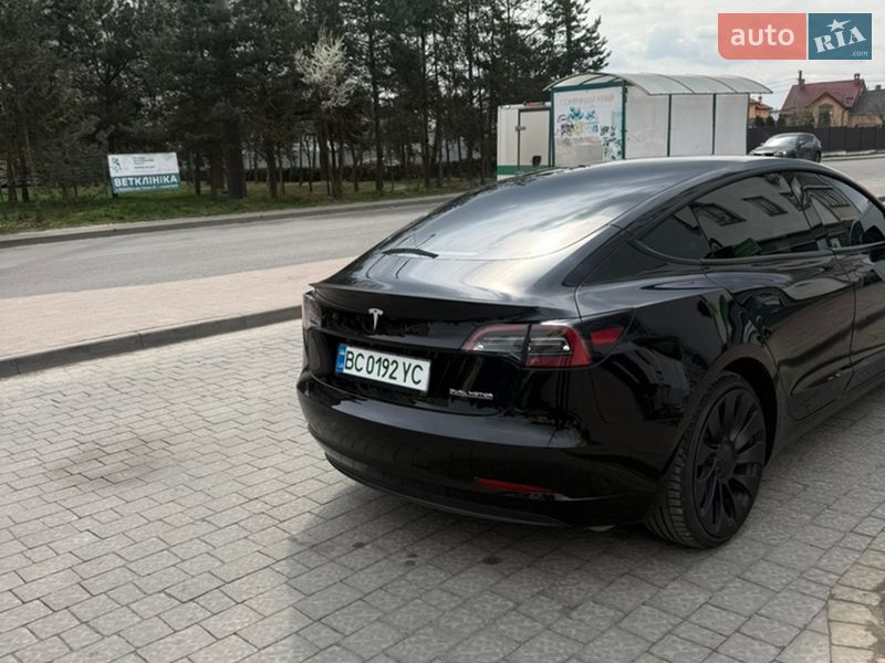 Седан Tesla Model 3 2023 в Львове
