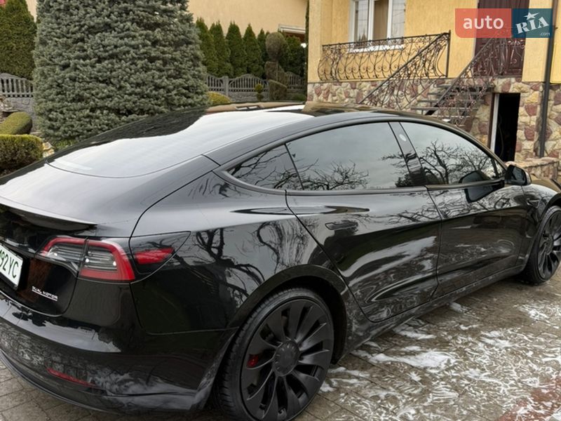 Седан Tesla Model 3 2023 в Львове