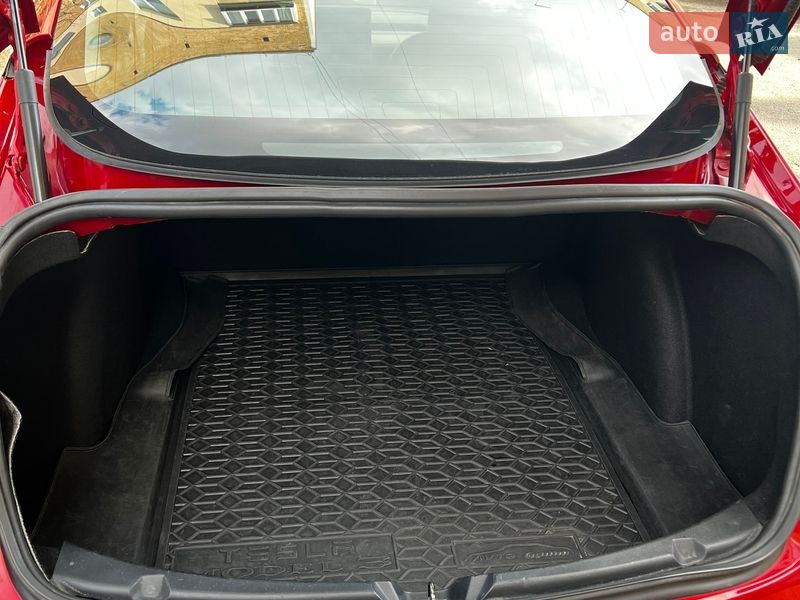 Седан Tesla Model 3 2018 в Києві