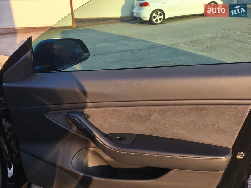 Седан Tesla Model 3 2021 в Киеве