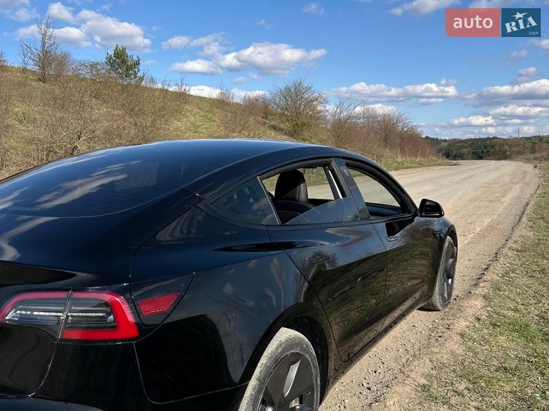 Седан Tesla Model 3 2022 в Монастириській